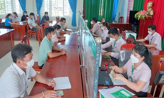 Cán bộ ngân hàng chính sách giải ngân nguồn vốn ưu đãi cho người dân ở tỉnh Đắk Nông. Ảnh: Quỳnh Chi