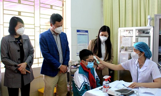 Tiêm vaccine phòng COVID-19 cho học sinh dưới 12 tuổi tại Trường THCS Phạm Huy Quang (huyện Đông Hưng, tỉnh Thái Bình). Ảnh: CTV