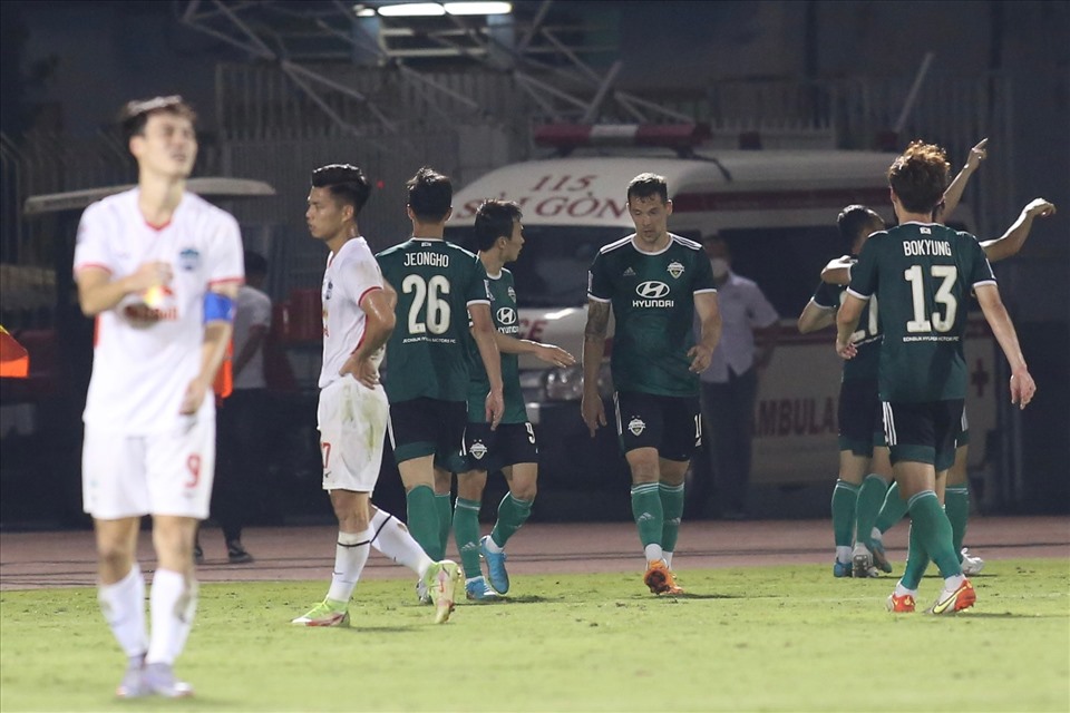 Hoàng Anh Gia Lai thua đội vô địch Hàn Quốc ở phút 90+3