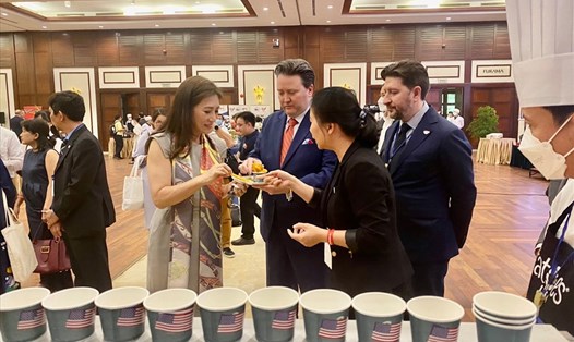 Đại sứ Hoa Kỳ Marc Knapper thưởng thức các món ăn được chế biến từ nông sản Hoa Kỳ tại Đà Nẵng chiều 22.4. Ảnh: DN