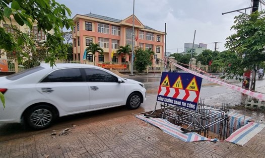 Hạng mục cổng chào ở đường Thanh Niên đang thi công thì bị Sở GTVT tỉnh Quảng Trị lập biên bản đình chỉ vì chưa được cấp phép. Ảnh: Hưng Thơ