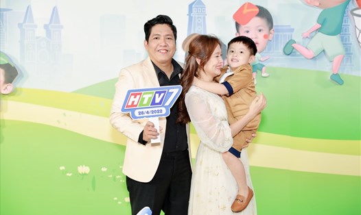 Gia đình đạo diễn Đức Thịnh - Thanh Thuý trong buổi ra mắt chương trình "Mẹ vắng nhà - Ba là siêu nhân". Ảnh: BTC