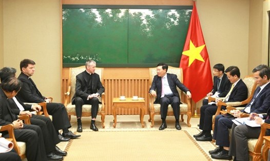 Phó Thủ tướng Thường trực Chính phủ Phạm Bình Minh tiếp Thứ trưởng Ngoại giao Tòa thánh Vatican, Đức ông Miroslaw Wachowski. Ảnh: VGP