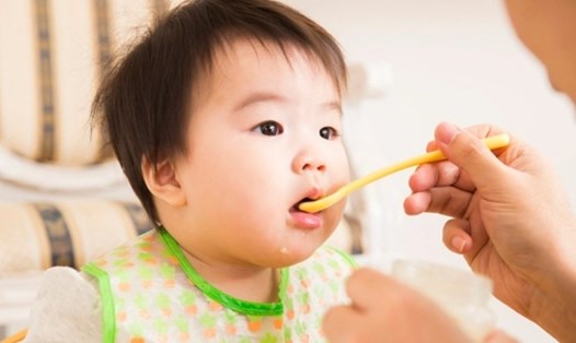 Những điều cần lưu ý khi cho trẻ ăn thức ăn đặc. Ảnh: AFP