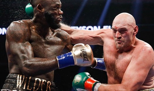 Tyson Fury (phải) có thể áp đảo mọi đối thủ ở mặt kỹ thuật di chuyển bộ pháp và tấn công. Ảnh: CBS Sport