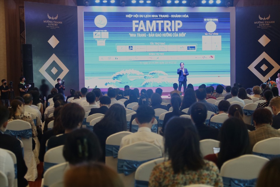 Doanh nghiệp lữ hành 3 miền tụ hội tại TP.  Nha Trang cùng tìm hiểu các sản phẩm du lịch của xứ biển để giới thiệu đến du khách sau thời gian dài trầm lắng vì đại dịch. Ảnh: Phương Linh