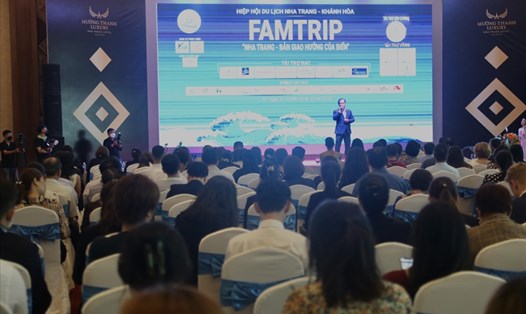 Doanh nghiệp lữ hành 3 miền tụ hội tại TP.  Nha Trang cùng tìm hiểu các sản phẩm du lịch của xứ biển để giới thiệu đến du khách sau thời gian dài trầm lắng vì đại dịch. Ảnh: Phương Linh