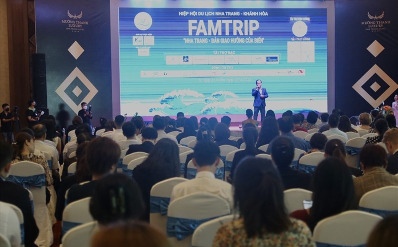 Doanh nghiệp lữ hành 3 miền tụ hội tại TP.  Nha Trang cùng tìm hiểu các sản phẩm du lịch của xứ biển để giới thiệu đến du khách sau thời gian dài trầm lắng vì đại dịch. Ảnh: Phương Linh