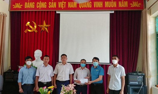 Ông Vũ Văn Hữu - Chủ tịch LĐLĐ huyện, Trưởng ban Quản lý Quỹ "Hỗ trợ đoàn viên có hoàn cảnh khó khăn và hoạt động phong trào của Công đoàn huyện Mường Chà" trao tiền hỗ trợ cho đoàn viên.
