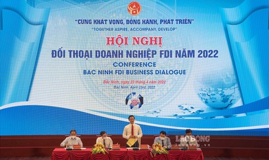 Lãnh đạo tỉnh Bắc Ninh trao đổi trực tiếp, tháo gỡ vướng mắc của các doanh nghiệp FDI tại Hội nghị sáng 22.4. Ảnh: Hữu Chánh.