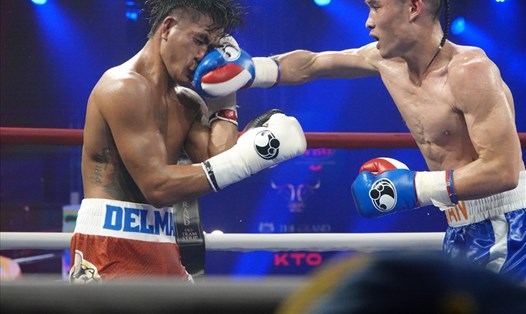 Võ sĩ boxing Đinh Hồng Quân (phải) tung ra nhiều cú đấm khiến võ sĩ Philippines vất vả chống đỡ. Ảnh: Trung Nam