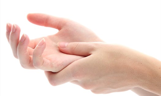 Massage tay giúp máu lưu thông tốt, giảm thiểu những cơn đau nhức gây khó chịu. Ảnh: Xinhua