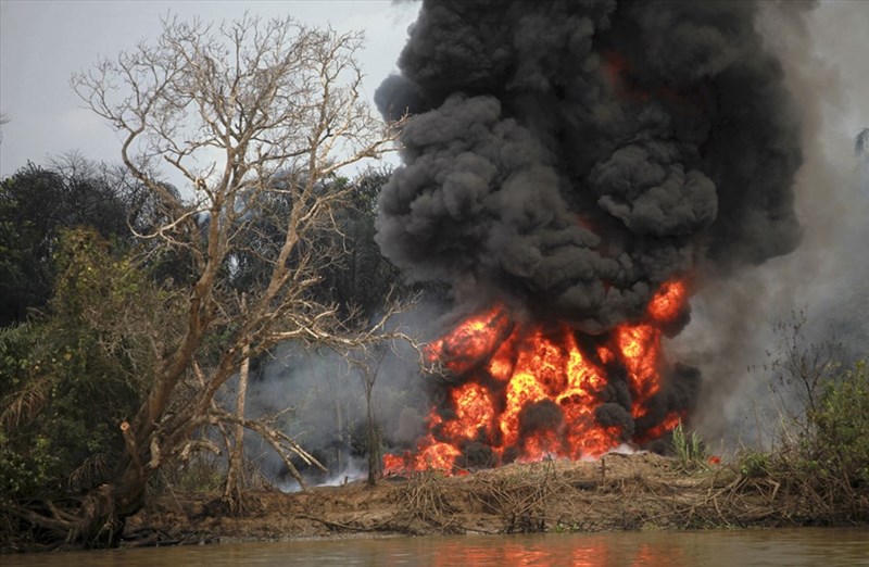 Fire at an oil refinery in Africa’s largest oil producer, 100 dead