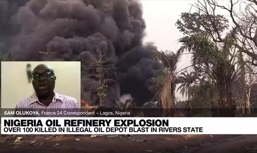 Phóng viên France 24 đưa tin về vụ cháy nổ cơ sở lọc dầu bất hơp pháp ở Nigerira. Ảnh chụp màn hình