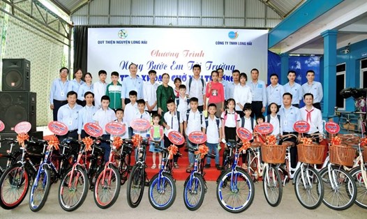 Công đoàn Công ty Long Hải và Quỹ thiện nguyện Long Hải trao tặng xe đạp, quà tặng con công nhân vượt khó học giỏi. Ảnh: DT