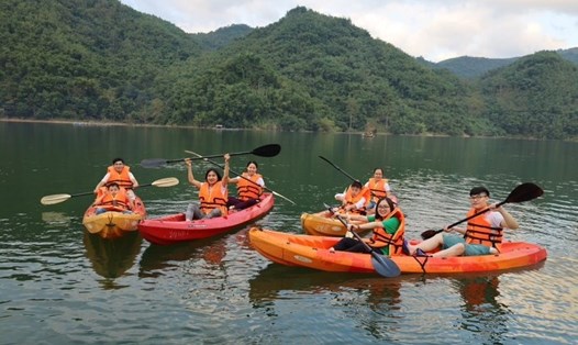 Du lịch Hồ Hoà Bình dịp nghỉ lễ, du khách sẽ được trải nghiệm đa dạng các loại hình du lịch. Ảnh: ĐVCC