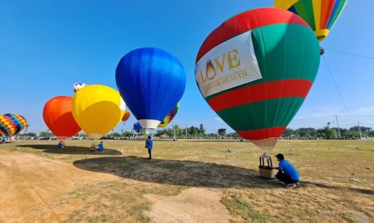 Lễ hội khinh khí cầu lần đầu tiên diễn ra tại TP.Kon Tum thu hút hàng nghìn lượt khách. Ảnh T.T