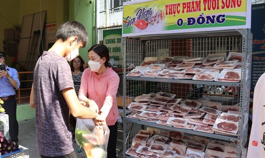"Phiên chợ 0 đồng" dành cho sinh viên được tổ chức tại UBND phường Thanh Bình (Hải Châu. TP.Đà Nẵng) hơn hai tháng nay. Ảnh: Nguyễn Linh