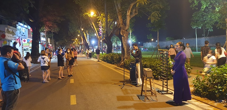 Phố đê Hoàng thành, địa chỉ du lịch về đêm mới của Huế