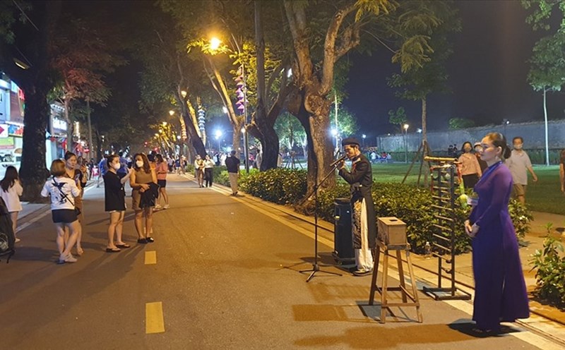 Phố đê Hoàng thành, địa chỉ du lịch về đêm mới của Huế