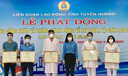 Lãnh đạo LĐLĐ tỉnh Tuyên Quang tặng bằng khen cho các cá nhân tại Lễ phát động Tháng công nhân 2022.