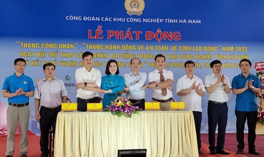 Lễ ký kết chương trình phúc lợi cho đoàn viên giữa Công đoàn các Khu công nghiệp tỉnh Hà Nam và các doanh nghiệp.