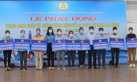 Chủ tịch LĐLĐ tỉnh Tuyên Quang Nguyễn Thị Thu Thủy trao hỗ trợ "Mái ấm Công đoàn" cho các đoàn viên. Ảnh: CĐTQ