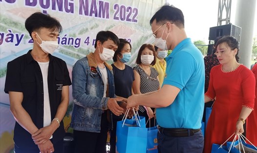 Công đoàn Các khu công nghiệp tỉnh Hải Dương trao quà tặng công nhân tại lễ phát động Tháng Công nhân 2022. Ảnh: DT
