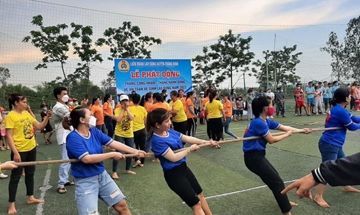 Công đoàn cơ sở Công ty TNHH Domex Quảng Nam tổ chức hội thi thể thao cho công nhân lao động với 2 nội dung: Bóng đá nam và kéo co nữ. Ảnh: Đoan Trang