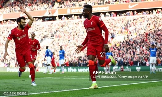 Liverpool ghi 2 bàn thắng trong hiệp 2 để giành chiến thắng trước Everton, qua đó đưa khoảng cách với Manchester City trở lại là 1 điểm. Ảnh: AFP