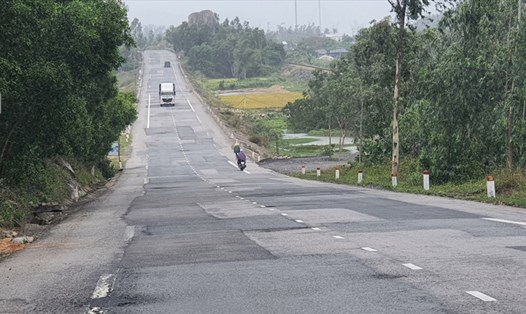 Quốc lộ 1 qua địa bàn tỉnh Quảng Ngãi đầy rẫy hư hỏng và được khắc phục tạm bợ với hàng nghìn miếng vá nham nhở. Ảnh: B.M
