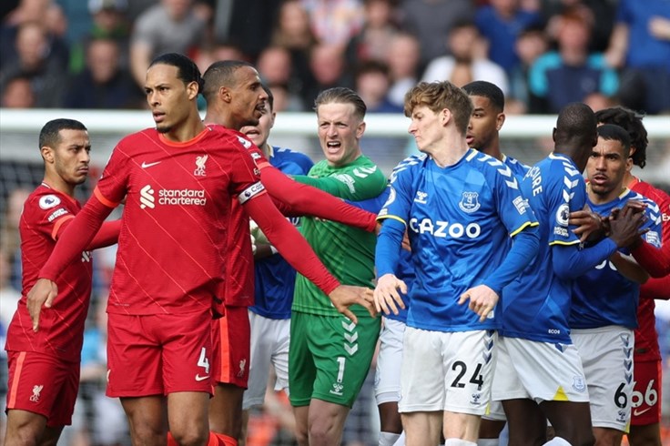 Thắng Everton, Liverpool kiên trì bám đuổi Man City