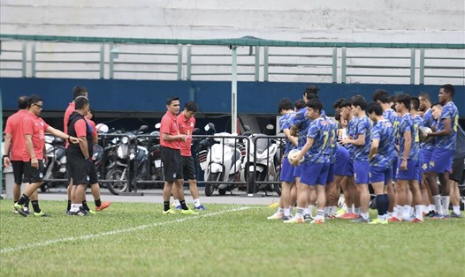 Huấn luyện viên Kiatisuk Senamuang và các học trò tại Hoàng Anh Gia Lai sẽ thực hành bài học kinh nghiệm sau trận lượt đi thế nào? Ảnh: Thanh Vũ