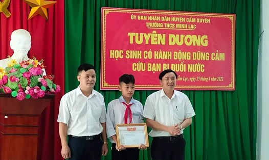 Sáng 25.4, Ban Giám hiệu Trường THCS Minh Lạc tuyên dương, tặng giấy khen cho em Dương vì có hành động dũng cảm cứu được 2 em nhỏ thoát đuối nước. Ảnh:TT.