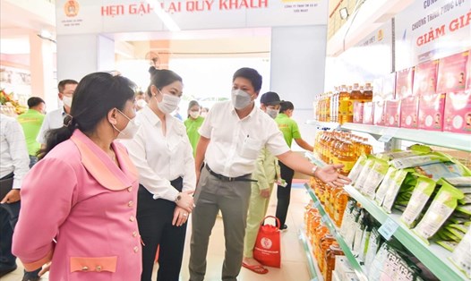 LĐLĐ quận Tân Bình phối hợp Công ty TNHH TM-ĐT Tươi Mart ra mắt "Điểm phúc lợi đoàn viên" bán hàng giá rẻ hơn so với thị trường cho đoàn viên, người lao động. Ảnh: Đức Long
