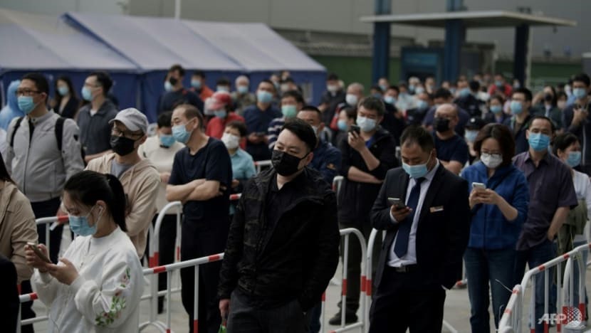 People in Beijing rush to stock up on essentials in case the city is closed