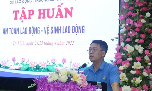 Ông Nguyễn Chí Công - Phó Chủ tịch LĐLĐ tỉnh Nghệ An phát biểu tại lớp tập huấn. Ảnh: Thanh Tùng