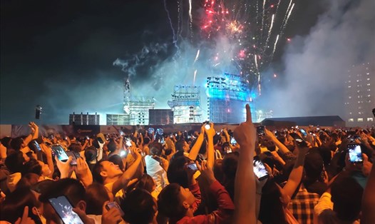 Người dân chen chúc xem bắn pháo hoa ở biển Sầm Sơn (Thanh Hóa) tối 23.4 vừa qua. Ảnh: QD.
