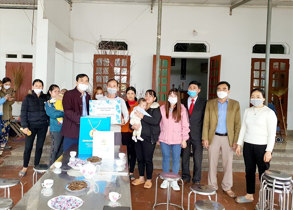 LĐLĐ tỉnh Thái Nguyên tặng quà cho công nhân khu nhà trọ. Ảnh: CĐTN
