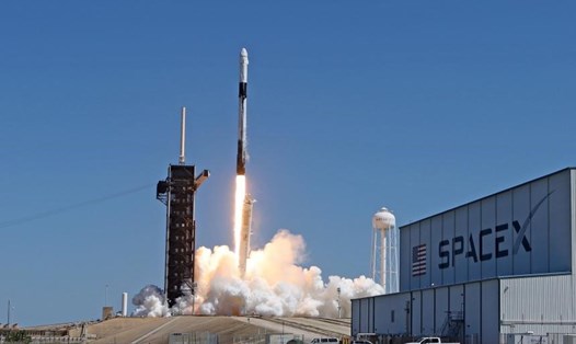 Tên lửa SpaceX Falcon 9 đưa tàu vũ trụ Crew Dragon vào quỹ đạo ngày 8.4.2022. Ảnh: AFP