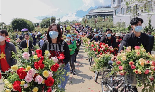 Hàng chục nghìn khách du lịch đến Sa Pa trong ngày diễn ra Lễ hội hoa hồng Fansipan 2022. Ảnh: Đức Trọng.