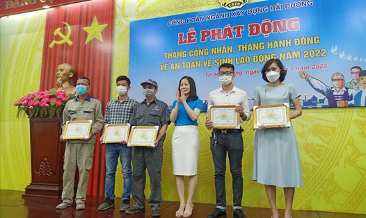 Công đoàn ngành Xây dựng tỉnh Hải Dương khen thưởng 5 công nhân lao động tiêu biểu, có thành tích sáng tạo trong lao động. Ảnh: DT