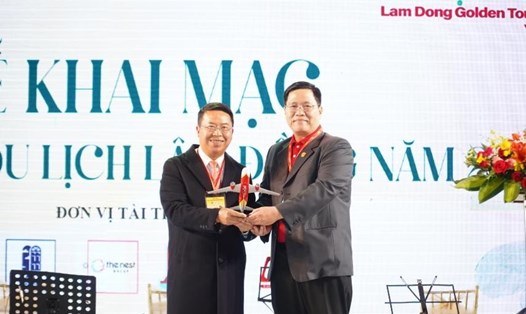 Chủ tịch UBND Thành phố Đà Lạt Tôn Thiện Sang và Giám đốc Thương mại Vietjet Nguyễn Bác Toán tại sự kiện. Ảnh: Vietjet Air