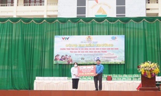 Ông Nguyễn Ngọc Ân trao tặng học bổng cho em Lý Thị Uyên. Ảnh: CĐGD