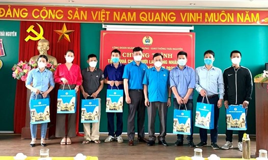 Phó Chủ tịch Công đoàn Xây dựng Việt Nam Vũ Ngọc Chính trao quà động viên, thăm hỏi đoàn viên, người lao động ngành Xây dựng - Giao thông Thái Nguyên nhân dịp Tháng Công nhân năm 2022.