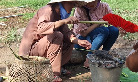 Trải nghiệm nướng  cá lóc U Minh Hạ, Cà Mau. Ảnh: Nhật Hồ