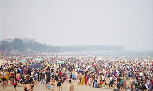 Bãi biển Sầm Sơn chật kín người trước giờ khai trương lễ hội du lịch biển năm 2022. Ảnh: Quách Du