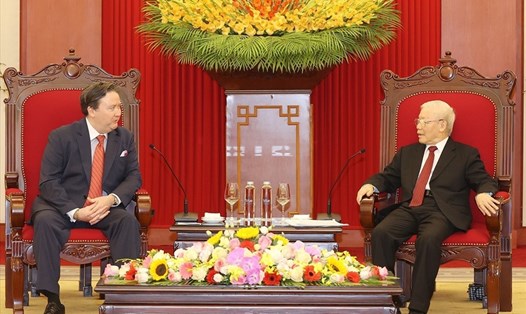 Tổng Bí thư Nguyễn Phú Trọng chúc mừng Đại sứ Marc E. Knapper nhận nhiệm vụ quan trọng mới ở Việt Nam. Ảnh: Trí Dũng