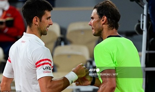 Nadal và Djokovic gặp nhiều khó khăn ở Roland Garros. Ảnh: AFP