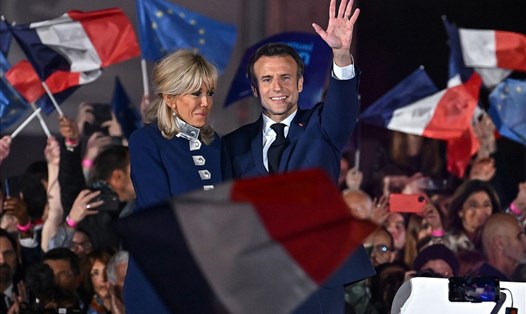 Tổng thống tái đắc cử Emmanuel Macron và Đệ nhất phu nhân Brigitte Macron. Ảnh: AFP